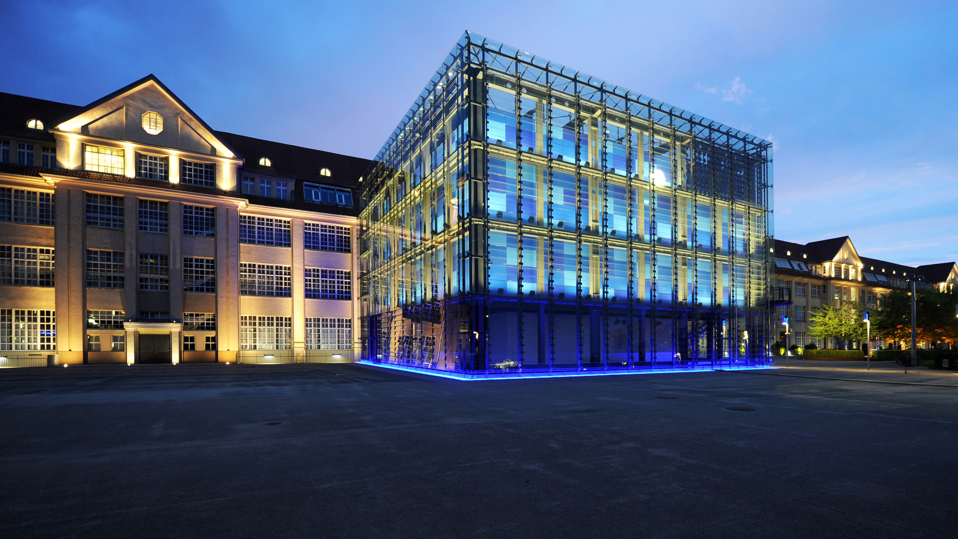 ZKM Gebäude im Abendlicht