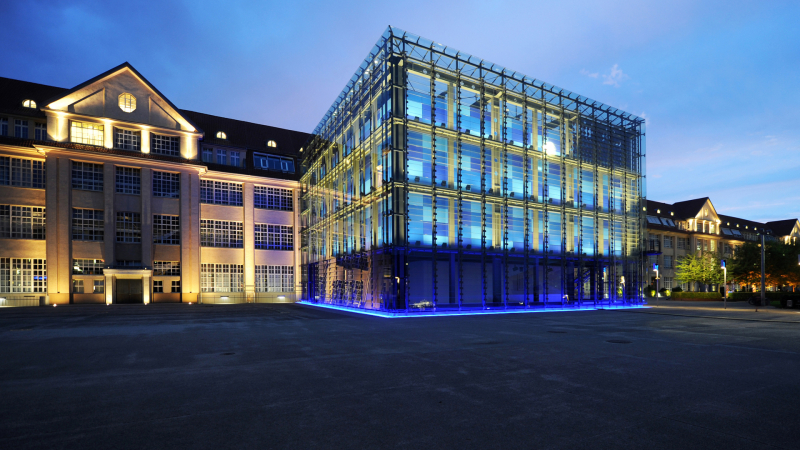 ZKM Gebäude im Abendlicht